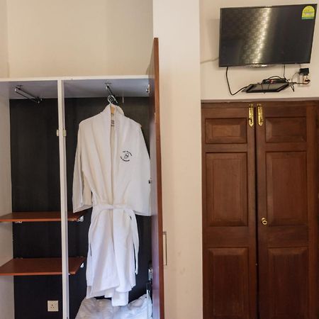 Om Shambhala Bed & Breakfast Коломбо Екстериор снимка