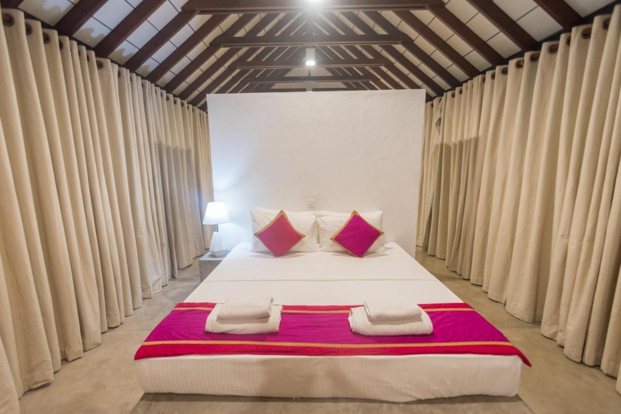 Om Shambhala Bed & Breakfast Коломбо Екстериор снимка