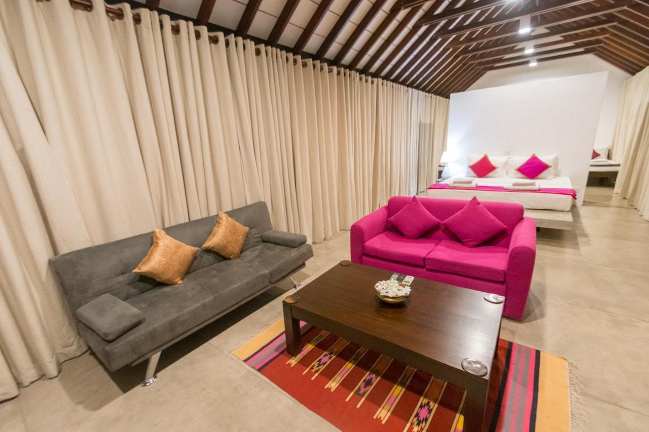 Om Shambhala Bed & Breakfast Коломбо Екстериор снимка